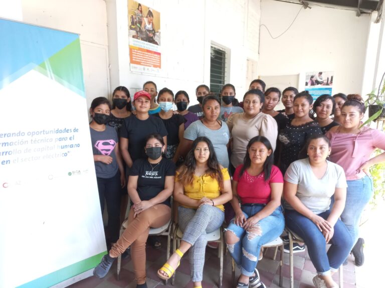 Programas de la GIZ junto con sus aliados brindan formación a mujeres jóvenes en El Salvador